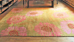 Teppich Flower Power von Tufenkian ausgelegt in einem Wohnzimmer